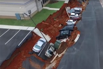 15 autót nyelt el a föld egy parkolóban