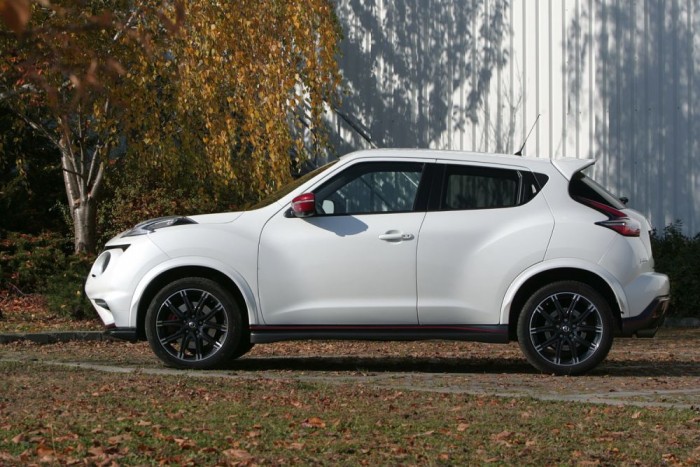 Masszív, izmos, sportos test, sötétített hátsó résszel, 18 colos kerekeken