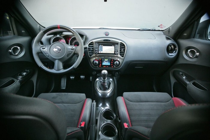 Látványos, klassz belső, néhol béna részletekkel