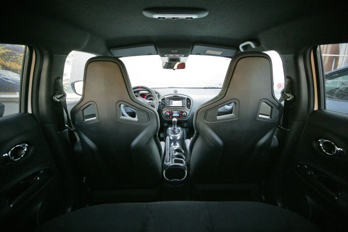 Akár egy versenyautóban, úgy festenek a Recaro ülések hátulról