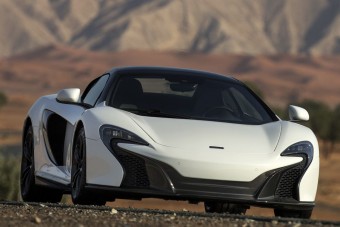 Valódi arannyal fényezett sivatagi sportkocsi. Tényleg