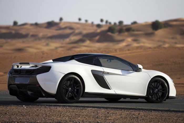 Valódi arannyal fényezett sivatagi sportkocsi. Tényleg 5