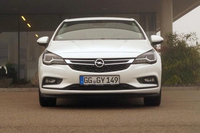 Teszt: Opel Astra 1.4 Turbo – 2016 18 | Vezess Az előző Astra lágy szépsége után darabos és jellegtelen az új dizájn. Még a ködlámpák alatti szárnyvég-imitációk is csak hosszas bámulás után tűntek fel a K-Astra új arcán