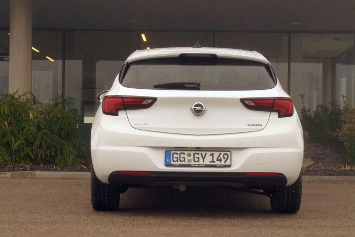 Teszt: Opel Astra 1.4 Turbo – 2016 15 | Vezess Hátulról a legsemmilyenebb az új Astra. A futómű, mint látható, az igényesebb, több lengőkaros, független felfüggesztés az 1,4 literes turbónál