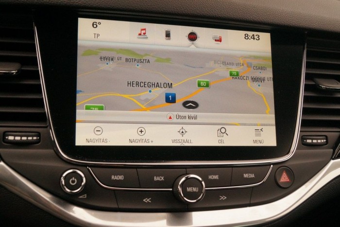 Teszt: Opel Astra 1.4 Turbo – 2016 17 | Vezess A navigációt csak az érintőképernyőn matatva lehet elérni, lemaradt a dedikált gomb (csak Radio, Back, Home és Media van, a Home-nézetből lehet bekattintani a GPS menüjébe)