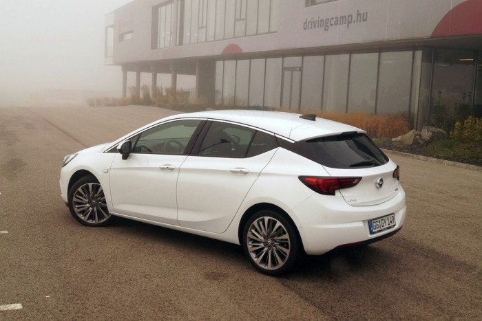 Teszt: Opel Astra 1.4 Turbo – 2016 7 | Vezess A C-oszlop kialakítása érdekes, de nem csak optikailag: itt okosan léptetik le a levegőt az Astra testéről, hogy ne keltsen örvényeket