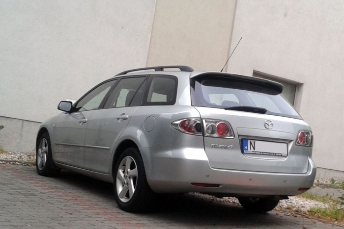 Top 10: a magyarok kedvenc használt japán autói 11 1. Mazda6, 1461 db. Behozni csak olyan autót érdemes, ami kint jobb vétel, mint itthon. A jó értéktartású és tervezhető fenntartási költségű japán autók többnyire kint sem olcsók, de a Mazda6-nál van játéktér. Többek között Ausztria közelségét és a Mazdák ottani népszerűségét is a motivációk között sejtjük. Aki vágyik rá, az első generációnál figyeljen rá, hogy a toronycsapágy nélküli első futóm problémás lehet, sokszor ferdén áll a kormány. Szégyen, de az autó alja hajlamos csúnyán rozsdásodni. A motorhibásan hirdetett dízelekben az olajsárral eltömített járatok miatt az olajszivattyú nem szállít elég kenőanyagot, amitől besül a kenés nélkül maradó dízelmotor. Magunknak a 2005-ös modellfrissítés utáni kétliteres benzinest vennénk, hatfokozatú kézi váltóval