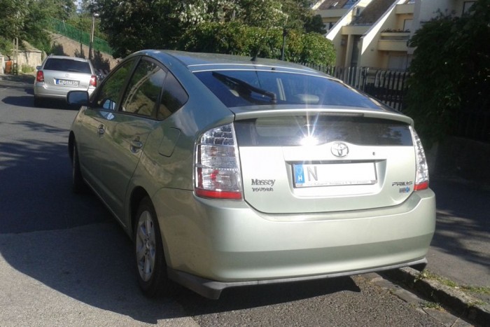 Top 10: a magyarok kedvenc használt japán autói 4 8. Toyota Prius, 429 db. Örömmel láttuk a behozatali toplistán a mérettársainál kisebb fogyasztású, kevésbé környezetszennyező modellt. Megbízhatósága joggal legendás, sajnos lopásveszélyeztetettsége is kiugró. Aki megkockáztatja a második vagy harmadik generációt, ne sajnálja a pénzt utólagos védelemre!