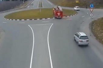 Slágervideó lett a körforgalmon átrongyoló tűzoltó