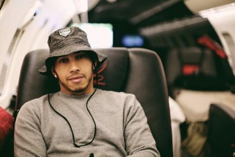 F1: Hamilton autóbalesetet szenvedett