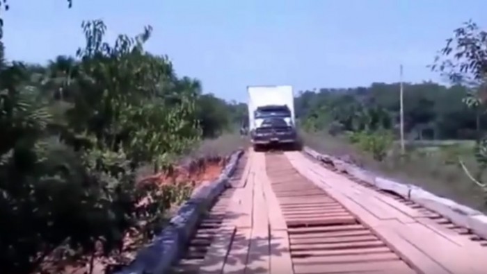 Rozoga hídra hajtott a kamion, megtörtént a legrosszabb