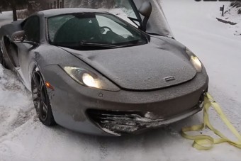Hóban emberkedett a sportautóval, hiba volt