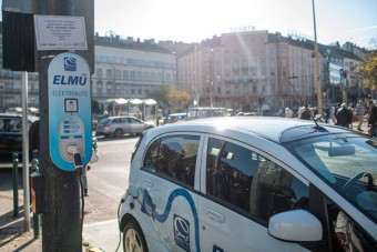 Okosvillanyoszlopról tölthetők a pesti elektromos autók