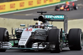 F1: Hamilton kicsúszott, de visszavágott