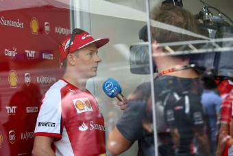F1: Így babázik otthon Kimi Räikkönen