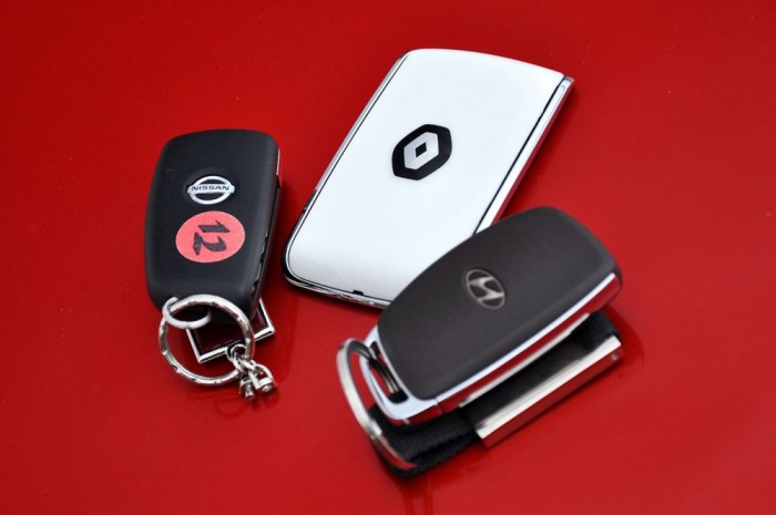 Teszt: Hyundai Tucson 1,6 T-GDi-Nissan Qashqai 1,2 DIG-T-Renault Kadjar 1,2 TCe 3 Súlyával jó minőséget sugall a Tucson jeladója. Elegáns a Renault indítókártyája, a Qashqai slusszkulcsa kevésbé míves