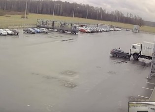 Sírva röhögős baleset egy teljesen üres placcon