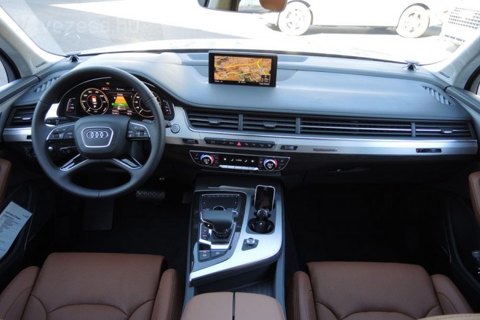 A szellőzőrostélyszerű díszítés szélesnek, laposnak mutatja a műszerfalat