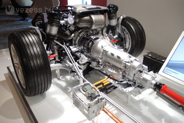 A sebességváltóba került a villanymotor