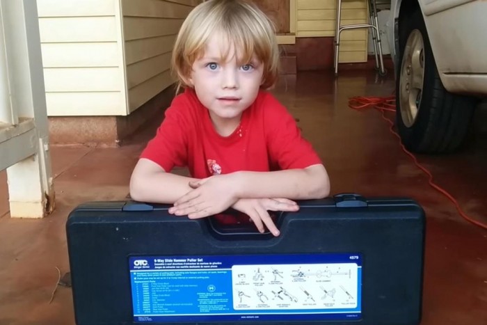 5 éves srác javítja apja kocsiját, kiakad a cukiságmérő