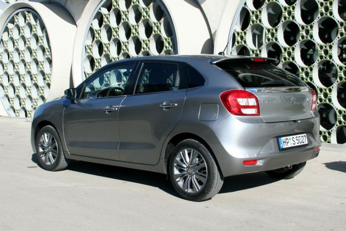 Vezettük: Suzuki Baleno – 2016 51 A 3995 mm hosszú, 1745 széles és 1470 magas Baleno súlya felszereltségtől függően 900 kiló körüli. Kisautós adatok, pedig belül a kompaktoktnál megszokott méretű az utastér
