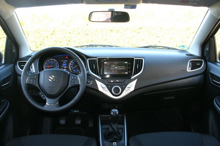 Vezettük: Suzuki Baleno – 2016 53 Korrekt formák és kemény műanyagok, amiket persze csak az újságíró nyomogat. A tesztút alatt nem hibázott a navi. Okostelefon-mániásoknak van Apple CarPlay rendszer