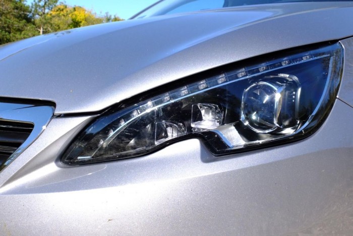 Itt már nincs izzó, biztos úr! A full-LED lámpatestek fényereje meggyőző, tompított állásban viszont csak röviden világít előre, talán a szemben közlekedők megvakulását megelőzendő.