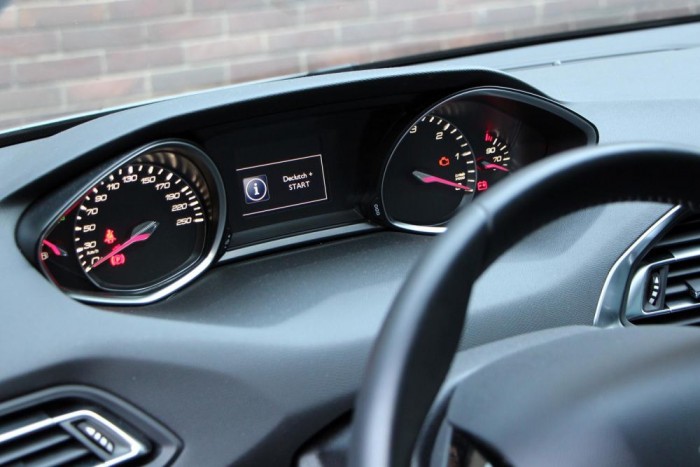 A szerethető apróságok egyike a magasra emelt műszerfal, ahol a mutatók egymással ellentétes irányban járnak. Miért? Csak!