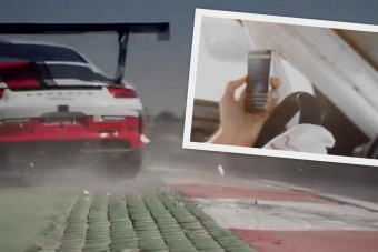 Így SMS-ezik vezetés közben egy volt F1-es pilóta