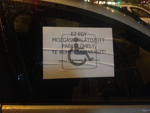 “Rühes tajparaszt” -üzenik a rokkant helyre parkolónak Budán 4 | Vezess “Rühes tajparaszt” -üzenik a rokkant helyre parkolónak Budán 4