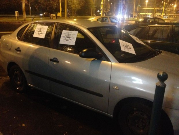 “Rühes tajparaszt” -üzenik a rokkant helyre parkolónak Budán 3 | Vezess “Rühes tajparaszt” -üzenik a rokkant helyre parkolónak Budán 3