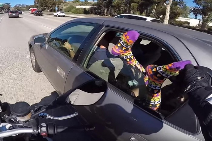 Sose hinnéd, milyen testrész került a motoros kezébe