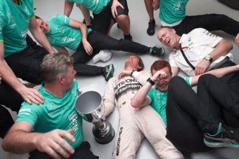 F1: Rosberg a földön fetrengve ünnepelt