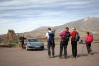 A jó autókhoz szokott német turisták is megállnak fotózkodni