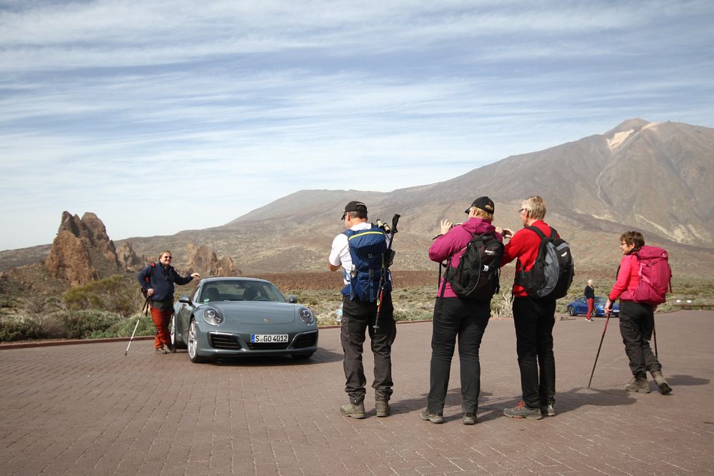 A jó autókhoz szokott német turisták is megállnak fotózkodni