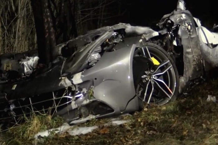 Ez történik egy Ferrarival, ha 200 km/órával fának csapódik