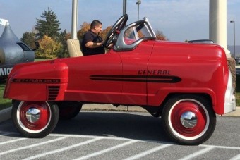 Pedálos kisautó, felnőtteknek