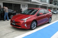 Kereken hat centit nőtt negyedik generációjára hosszában a Prius, és így most 454 centi hosszú. A tengelytáv nem változott (270 cm), az első túlnyúlás 2,5, a hátsó 3,5 centivel nagyobb, mint volt