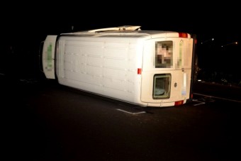 Átalakított tragaccsal borulnak a bepalizott embercsempészek