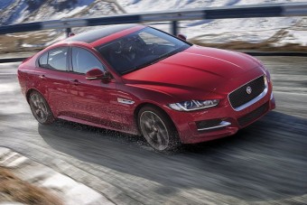 Összkerékhajtást kapott a legkisebb Jaguar