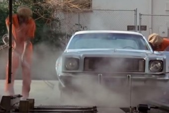 Nézd a szerencsétlen srácot, akit megtekert az autómosó!