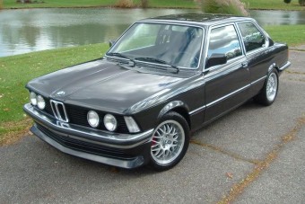 Csöcsöket és popókat látnak az autók névadói