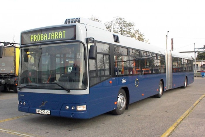 Csöcsöket és popókat látnak az autók névadói 4 A buszokat manapság is szereti becézni a nép, a mosonmagyaróvári Credókat például gyakran Kredencnek hívják, míg a BKV flottájából ismert Volvo 7700 A típusú csuklós buszokat Csuklóspolszkinak. Ez a származásra utal, ugyanis ezek a Volvo lengyelországi gyárában, Wroclwban készülnek