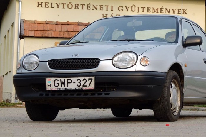 Csöcsöket és popókat látnak az autók névadói 7 Ilyen a "békaszemű" jelző, amit a XXXX Toyota Corolla és a W210-es Mercire is ráragasztottak, míg egyesek simán "Békának" csúfolták a XXX Nissan Micrát is