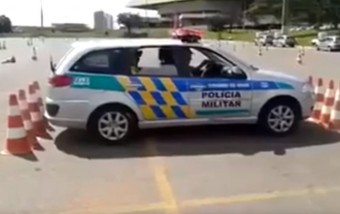 Ezzel a profi trükkel a legszűkebb parkolóból is kiállhatsz