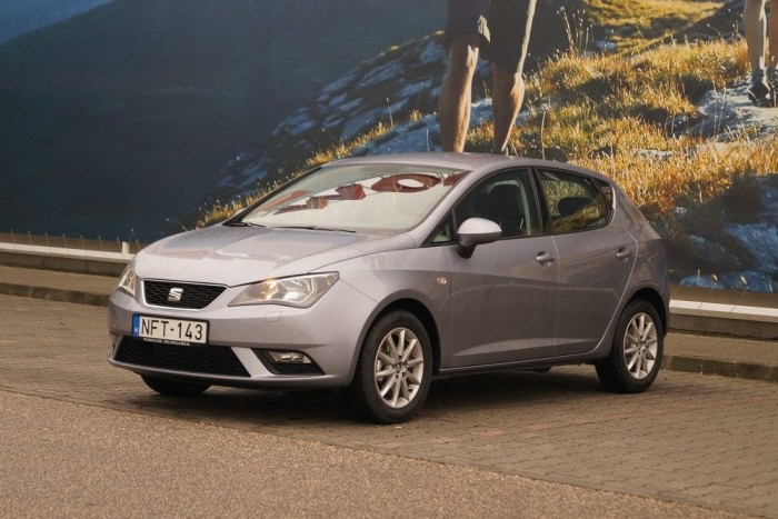 Teszt: SEAT Ibiza 1,2 TSI 3 Az oldalív még az előző Leonról ismerős, és a mai Seatokon is felfedezhető, mégsem túl jellegzetes az Ibiza formája