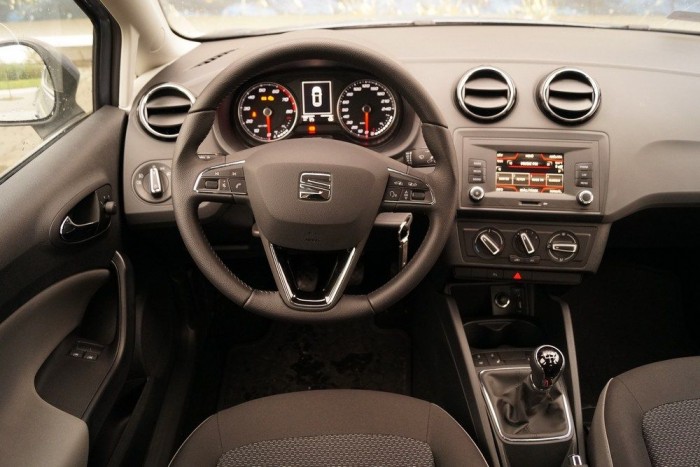 Teszt: SEAT Ibiza 1,2 TSI 5 Az erős közepes felszereltségű tesztautóban jól megfér a színes érintőképernyő a manuális klímával, a multifunkciós kormány az ötfokozatú váltóval