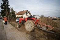 Traktorral büntette a földjén potyázókat a gazda 7