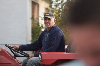 Traktorral büntette a földjén potyázókat a gazda