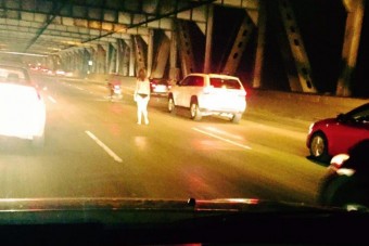 Sztriptíz a hídon, hatalmas volt a dugó